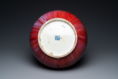 Vase de forme 'hu' en porcelaine de Chine &agrave; &eacute;mail flamb&eacute; restaur&eacute; de fa&ccedil;on kintsugi, marque de Qianlong, 20&egrave;me