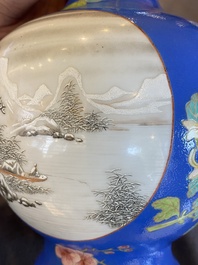 Een paar flesvormige Chinese famille rose vazen met blauwe fondkleur, He Xuren 何許人 merk, 20e eeuw