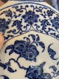 Een Chinese blauw-witte Ming-stijl 'bianhu' vaas met perziken, Jiaqing merk en periode