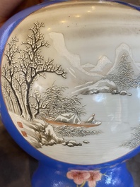 Een paar flesvormige Chinese famille rose vazen met blauwe fondkleur, He Xuren 何許人 merk, 20e eeuw