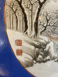 Een paar flesvormige Chinese famille rose vazen met blauwe fondkleur, He Xuren 何許人 merk, 20e eeuw