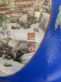 Een paar flesvormige Chinese famille rose vazen met blauwe fondkleur, He Xuren 何許人 merk, 20e eeuw