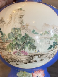 Een paar flesvormige Chinese famille rose vazen met blauwe fondkleur, He Xuren 何許人 merk, 20e eeuw