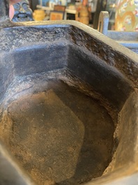 Een Chinese driepotige bronzen wierookbrander met deksel in jade en hout, gedateerd 1477, Chenghua