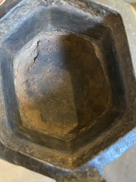 Een Chinese driepotige bronzen wierookbrander met deksel in jade en hout, gedateerd 1477, Chenghua