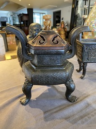 Een Chinese driepotige bronzen wierookbrander met deksel in jade en hout, gedateerd 1477, Chenghua