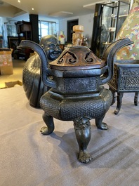 Een Chinese driepotige bronzen wierookbrander met deksel in jade en hout, gedateerd 1477, Chenghua