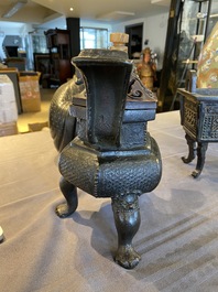 Een Chinese driepotige bronzen wierookbrander met deksel in jade en hout, gedateerd 1477, Chenghua