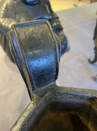 Een Chinese driepotige bronzen wierookbrander met deksel in jade en hout, gedateerd 1477, Chenghua