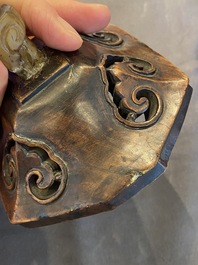 Een Chinese driepotige bronzen wierookbrander met deksel in jade en hout, gedateerd 1477, Chenghua