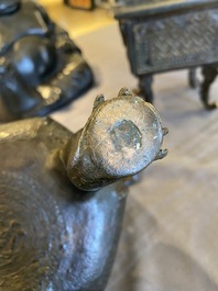 Een Chinese driepotige bronzen wierookbrander met deksel in jade en hout, gedateerd 1477, Chenghua