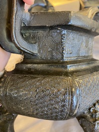 Een Chinese driepotige bronzen wierookbrander met deksel in jade en hout, gedateerd 1477, Chenghua