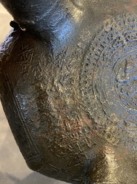 Een Chinese driepotige bronzen wierookbrander met deksel in jade en hout, gedateerd 1477, Chenghua