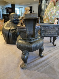 Een Chinese driepotige bronzen wierookbrander met deksel in jade en hout, gedateerd 1477, Chenghua