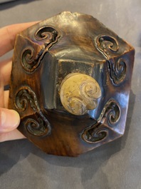Een Chinese driepotige bronzen wierookbrander met deksel in jade en hout, gedateerd 1477, Chenghua