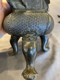 Een Chinese driepotige bronzen wierookbrander met deksel in jade en hout, gedateerd 1477, Chenghua