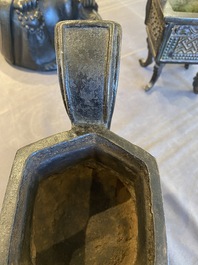 Een Chinese driepotige bronzen wierookbrander met deksel in jade en hout, gedateerd 1477, Chenghua