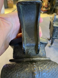 Een Chinese driepotige bronzen wierookbrander met deksel in jade en hout, gedateerd 1477, Chenghua