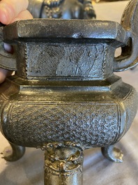 Een Chinese driepotige bronzen wierookbrander met deksel in jade en hout, gedateerd 1477, Chenghua