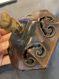 Een Chinese driepotige bronzen wierookbrander met deksel in jade en hout, gedateerd 1477, Chenghua