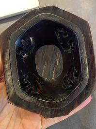 Een Chinese driepotige bronzen wierookbrander met deksel in jade en hout, gedateerd 1477, Chenghua