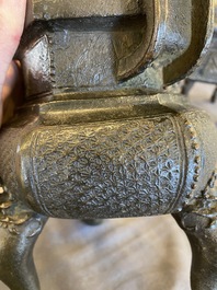 Een Chinese driepotige bronzen wierookbrander met deksel in jade en hout, gedateerd 1477, Chenghua