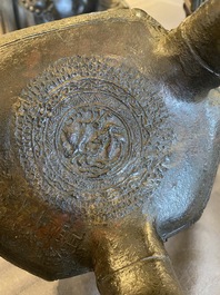 Een Chinese driepotige bronzen wierookbrander met deksel in jade en hout, gedateerd 1477, Chenghua