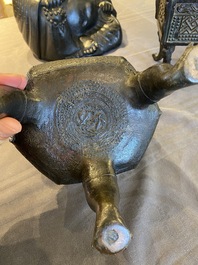 Een Chinese driepotige bronzen wierookbrander met deksel in jade en hout, gedateerd 1477, Chenghua
