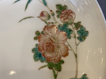 Assiette en porcelaine de Chine famille rose &agrave; d&eacute;cor d'une libellule et de pivoines, marque de Yongzheng, R&eacute;publique