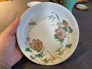 Assiette en porcelaine de Chine famille rose &agrave; d&eacute;cor d'une libellule et de pivoines, marque de Yongzheng, R&eacute;publique
