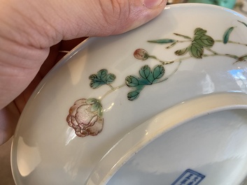Assiette en porcelaine de Chine famille rose &agrave; d&eacute;cor d'une libellule et de pivoines, marque de Yongzheng, R&eacute;publique