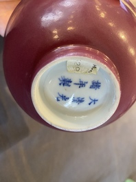 Een Chinese monochrome kom met robijnrood glazuur, Guangxu merk en periode