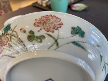 Assiette en porcelaine de Chine famille rose &agrave; d&eacute;cor d'une libellule et de pivoines, marque de Yongzheng, R&eacute;publique