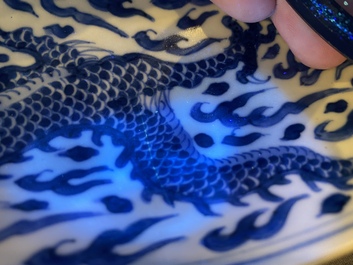 Een Chinese blauw-witte 'draken' schotel, Kangxi merk en periode