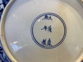Een Chinese blauw-witte 'draken' schotel, Kangxi merk en periode