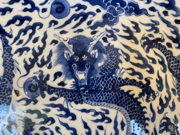 Een Chinese blauw-witte 'draken' schotel, Kangxi merk en periode