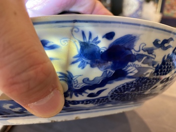Een Chinese blauw-witte 'draken' schotel, Kangxi merk en periode