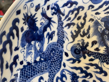 Een Chinese blauw-witte 'draken' schotel, Kangxi merk en periode