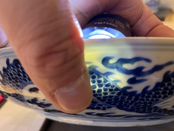 Een Chinese blauw-witte 'draken' schotel, Kangxi merk en periode