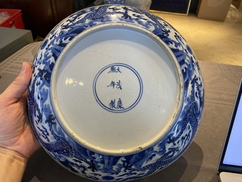 Een Chinese blauw-witte 'draken' schotel, Kangxi merk en periode