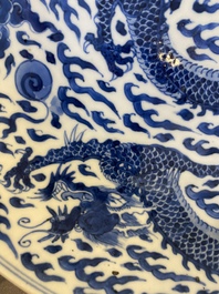 Een Chinese blauw-witte 'draken' schotel, Kangxi merk en periode