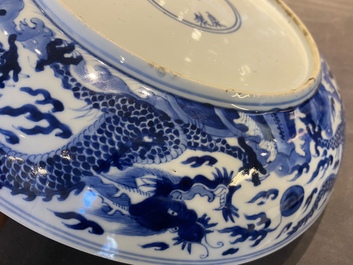 Een Chinese blauw-witte 'draken' schotel, Kangxi merk en periode