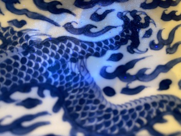 Een Chinese blauw-witte 'draken' schotel, Kangxi merk en periode
