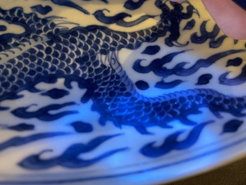 Een Chinese blauw-witte 'draken' schotel, Kangxi merk en periode