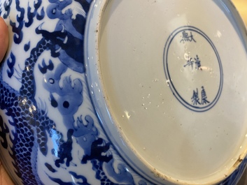 Een Chinese blauw-witte 'draken' schotel, Kangxi merk en periode
