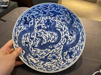 Een Chinese blauw-witte 'draken' schotel, Kangxi merk en periode
