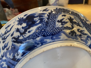 Een Chinese blauw-witte 'draken' schotel, Kangxi merk en periode