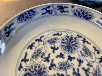 Een Chinees blauw-wit 'lotus' bordje, Tongzhi merk en wellicht periode