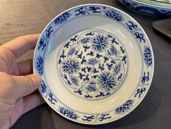 Een Chinees blauw-wit 'lotus' bordje, Tongzhi merk en wellicht periode