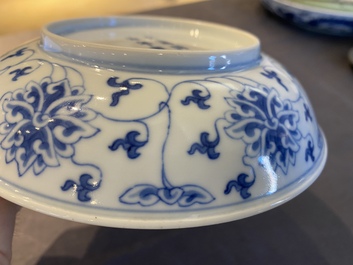 Een Chinees blauw-wit 'lotus' bordje, Tongzhi merk en wellicht periode
